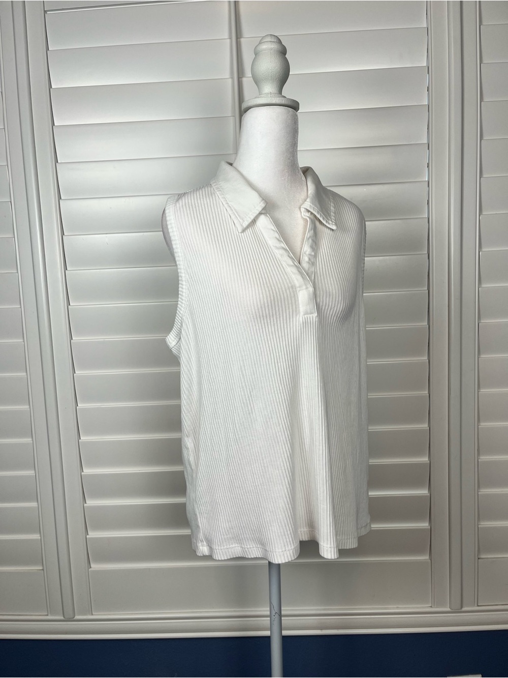 Naturale Reflections Women’s White Ribbed Sleeveless Collared Polo Top Large